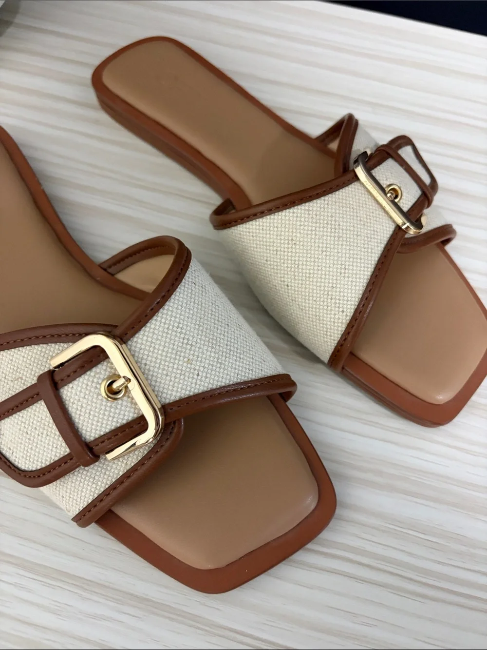LOFT Cream and Brown Buckled Slide Sandals!! EUC 🤎🤍